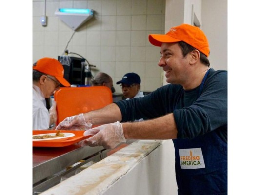 Jimmy Fallon colaboró con Feeding America y fue voluntario en un centro de alimentación de Nueva York.