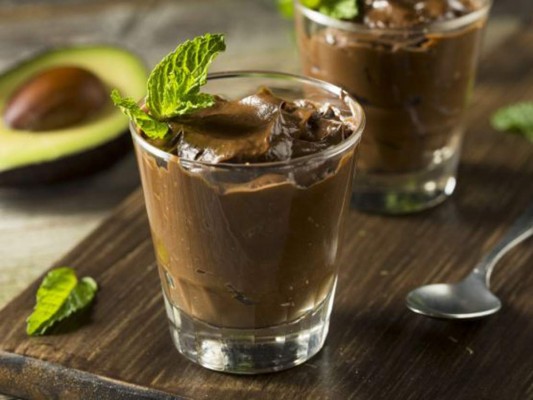 Mousse de Aguacate y Cacao: <br/><br/>Tritutar una banana, un aguacate y mézclalo en una batidora con 60 gramos de yogurt natural light y 2 cucharadas de cacao hasta tener una textura cremosa, luego simplemente disfruta