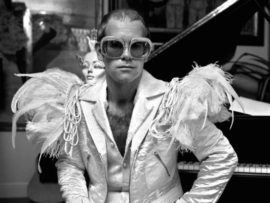 Los días locos y de excesos quedaron atrás, pero el genio y el talento permanecen intactos para el solista británico más exitoso del pop. Con más de 300 millones de discos vendidos y una carrera envidiable, Sir Elton John ahora es inmortalizado en la película biográfica 'Rocketman'. Conoce su vida
