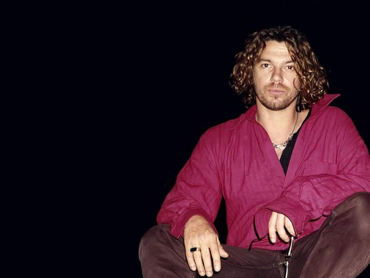Michael Hutchence. El cantante de INXS, se colgó con un cinturón en la habitación 524 del Ritz-Carlton de Sidney, murió como Carradine: haciendo esa práctica sexual extrema que intenta hacer coincidir el orgasmo con la sensación de asfixia.<br/>