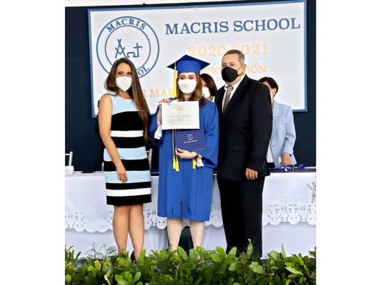 Gia Mejía junto a sus padres