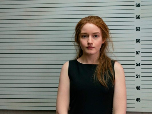 ¿Quién es Ana?<br/>Cuenta, con bastante ficción, la historia de Anna Delvey, quien fue acusada de haber hecho múltiples estafas. <br/>