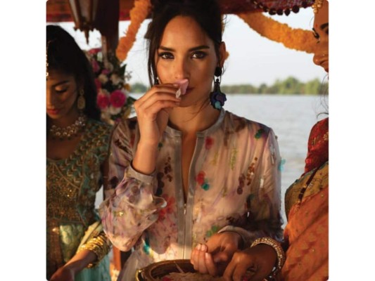 La vida es una serie de encuentros, esas conexiones humanas que nos enseñan sobre el mundo y sobre nosotros mismos. Únete a Adria Arjona en un viaje significativo con MY WAY.