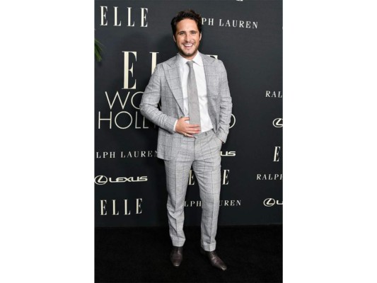 Diego Boneta en un traje de Isaia.