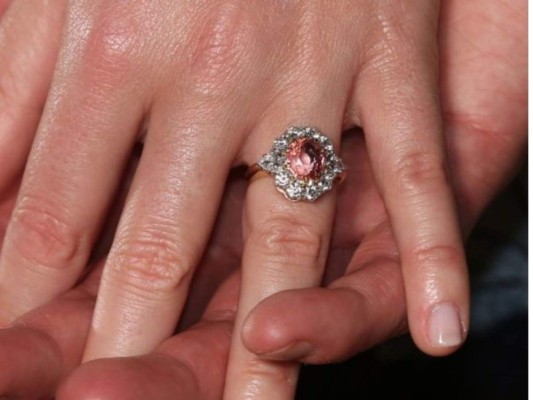 Princesa Eugenia<br/> Su anillo es muy similar al de su madre solo que el de ella es menos intenso que el de su mamá pues solamente cuenta con un rubí rodeado por diamantes.<br/>