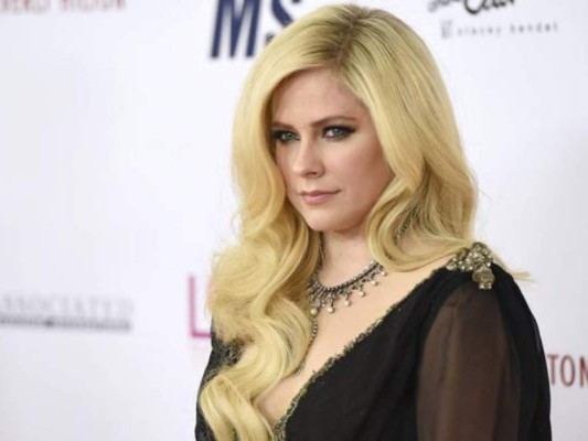 Cuando Avril Lavigne era una de las artistas femeninas más populares, fue criticada ya que realizaba bastantes convivencias pero ella prohibía que se acercaran mucho a ella o la llegaran a tocar.