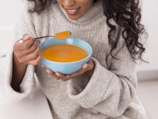 Descansa y come alimentos fáciles de masticar. La mayoría de odontólogos recomiendan alimentos triturados o fáciles de digerir fríos o tibios como gelatinas, sueros, papillas, entre otras.