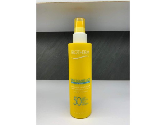 Spray Solaire Lacté ayuda a mantener la piel hidratada y protegida, flexible y con un aspecto radiante. Con un acabado suave al tacto, el bronceado es uniforme y mejorado. Puedes adquirirlo en tiendas CARRION.