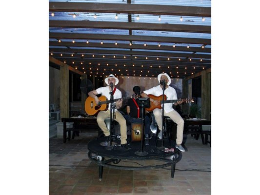 Los artístas Roberto Caicedo y Jorge Torres, ponen el ambiente musical a las tardeadas.