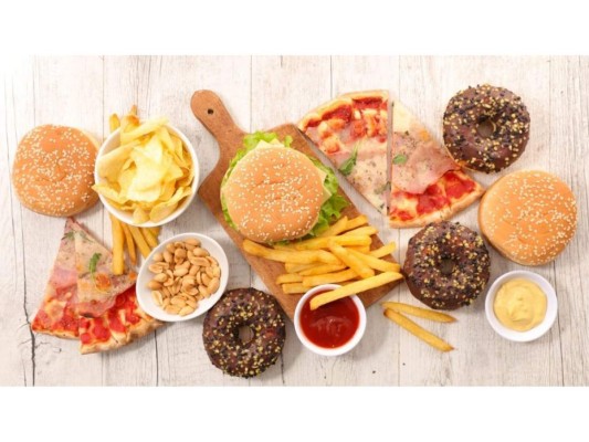 Evita alimentos muy calóricos: Este tipo de alimentos contienen grasas saturadas que no son recomendables para nuestra salud. Además, por el simple hecho de llevar grasas no son comidas saciantes en lo absoluto.