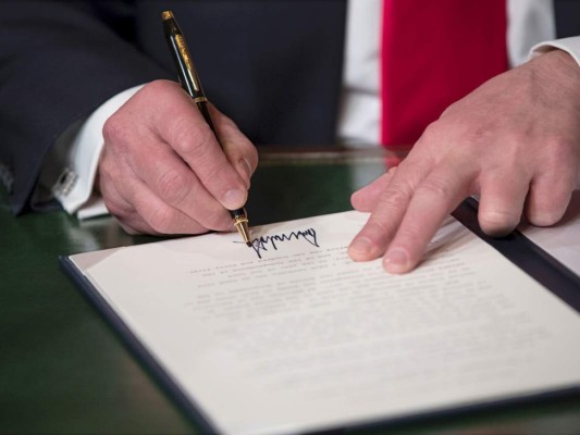 Donald Trump firma oficialmente el nombramiento de su gabinete en el Salón del Presidente en el Capitolio