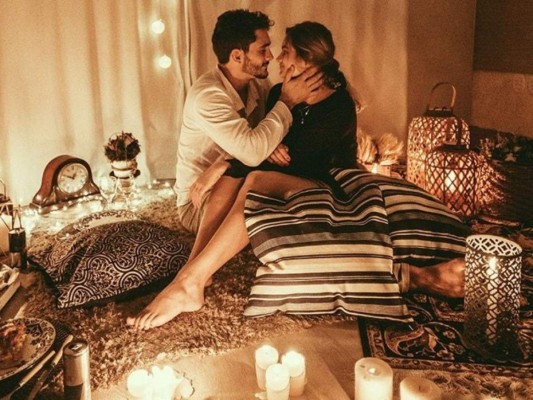 Has de una velada la más romántica para sorprender a tu media naranja, sin salir de casa. ¡Aquí te mostraremos algunas ideas geniales que puedes implementar para tu cita virtual!