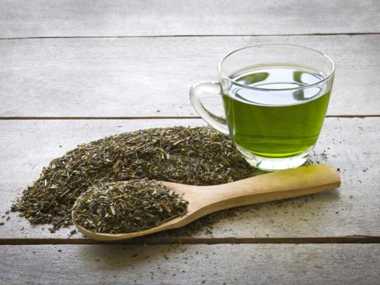Té verde. Esta bebida contiene más antioxidantes que cualquier producto de belleza. Previene y combate el acné y ayuda a eliminar las toxinas de la piel.
