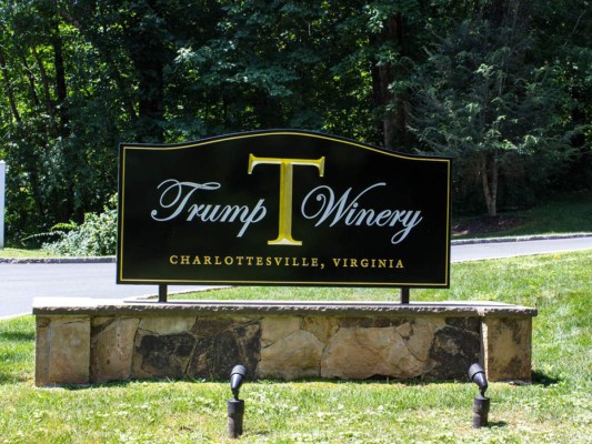 13. Recapitulamos: Trump es abstemio. Pero disfruta sus visitas a su espléndido y enorme viñedo y vinería en Charlottesville, Virginia, el que compró en 2011 a una ex socia por la modesta suma de $6.5 millones de dólares.