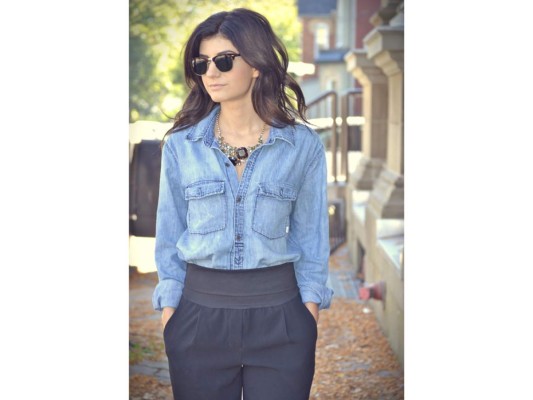 Efecto casual. Para un look cotidiano, combínala con unos trousers negros y un collar con un toque de brillo<br/>