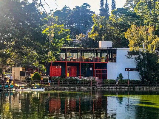 PLAZA SANTA. Hay una nueva razón para visitar Santa Lucía. Un nuevo sabor invade este pintoresco pueblo con la apertura de Plaza Santa, que bajo el mando del chef Chepe Escalante, promete una experiencia gastronómica muy inclusiva.