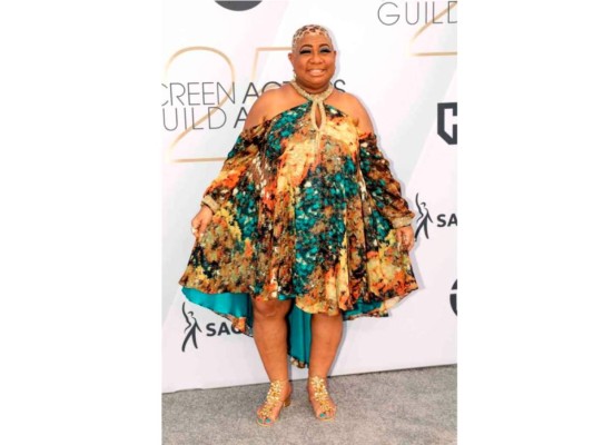 La comediante y actriz estadunidense Luenell definitivamente no supo para donde iba. Llegó a la alfombra roja con un colorido vestido tipo bata como de los años 2000 y su pelo tintado como leopardo. ¡Ugh, mala elección!