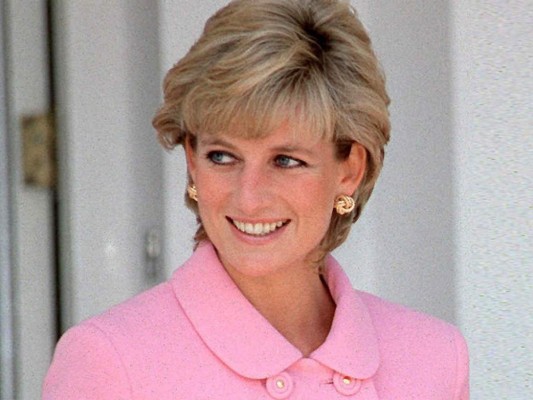 A inicios de este mes, los príncipes asistieron a una ceremonia especial en la tumba de su madre, ubicada en Althorp House, en Northamptonshire, en el norte de Inglaterra la ceremonia se realizó el día en que Diana cumpliría 56 años sus hijos aun la recuerdan como esa mujer única que conquisto a más de un corazón