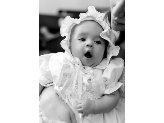 Aitana Valentina, de tres meses de edad, recibió el sacramento del bautismo en el Santísimo de la Basílica de Nuestra Señora de Suyapa