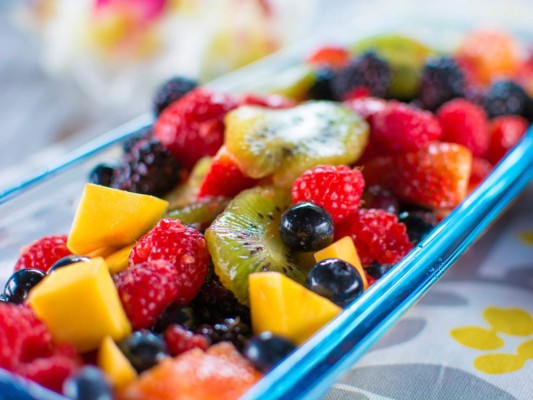 FRUTA. ¿Puedes tener suficiente de algo bueno? Todas las frutas están llenas de vitaminas, agua, fibra y antioxidantes pero algunas contienen más azúcar que otras. Mangos, bananos, uvas, ciruelas y albaricoques son algunas de las más altas en azúcar y deben consumirse con moderación. Un máximo de dos raciones de fruta al día es suficiente para una dieta balanceada.<br/>