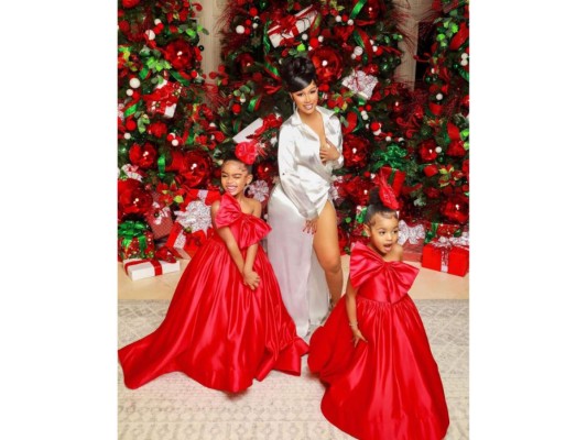 Mira el Red Christmas de Cardi B junto a sus pequeñas. ¡Se ven preciosas!