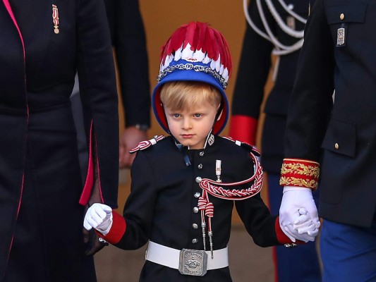 Vestido de carabinero, el príncipe Jacques, uno de los gemelos de Alberto y Charlene, se robó la atención de todos (Photo by Valery HACHE / POOL / AFP)