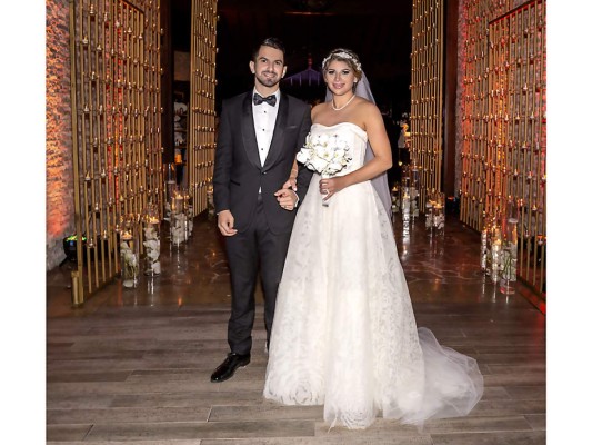 Los felices esposos: Jorge Rodríguez y Andrea Gabrie antes de ingresar al lobby donde los esperaba su recepción (Fotos: Daniel Madrid)