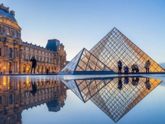 Louvre, Paris<br/><br/>Considerado uno de los más importantes del mundo, además es uno de los más grandes del planeta y quizá el más importante. Su museo virtual cuenta con galerías como: Antigüedades egipcias, restos del foso de Louvre y Galerie d´Apollon. Conoce más de este museo Francés aquí:<br/><br/>https://www.louvre.fr/en/visites-en-ligne