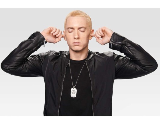 Eminem El rapero Eminem,no se escapó de esa pesadilla. “Me pegaron en los baños, en los corredores, me tiraban sobre los casilleros. ¡Fue horrible! Odio la etapa escolar, fue la peor de mi vida”, contó. El artista añadió que encontró fortaleza en la música y fue así como se ganó el respeto de los demás. Él compuso la canción Not afraid (Sin miedo) , en la que cuenta lo que sintió cuando fue abusado. “Tal vez puedo ayudar a que alguien supere esos maltratos con mi experiencia personal. Es muy duro superarlo”,