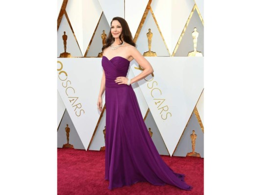 Ashley Judd elegió el color de 2018, el Ultra Violet, para su vestido palabra de honor firmado por Badgley Mischka, que combinó con joyas de Bulgari.