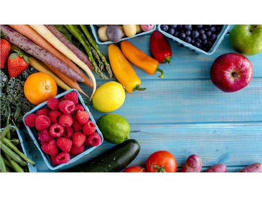 Revisa tu alimentación. Elimina las harinas refinadas y las grasas saturadas y aumenta la ingesta de fruta, verduras y lácteos desnatados.
