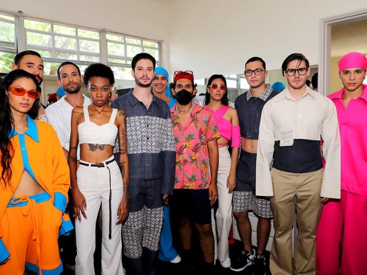 Luis Guillén con los modelos de Lwis Brand minutos antes de su debut en ESTILO Moda, presentada por Miller Genuine Draft