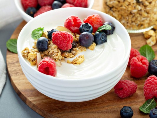 Yogurt con frutos secos o rojos. El yogur es una excelente fuente de proteínas, y si es natural mucho mejor. Lo puedes acompañar con frutos secos como las almendras o nueces, también puedes acompañarlo con tus frutos secos preferidos.
