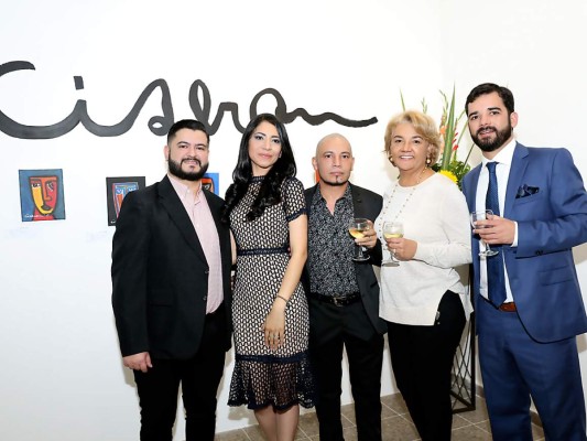 Ciserón junto a sus invitados durante la apertura de su galería (fotos: Hector Hernández)