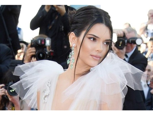 Kendall Jenner, a menudo, inclina la cabeza hacia un lado. Tanto en posados sobre la alfombra roja como en Instagram, y siempre le funciona.<br/>