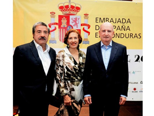 Música, brindis y flamenco en la Fiesta Nacional de España