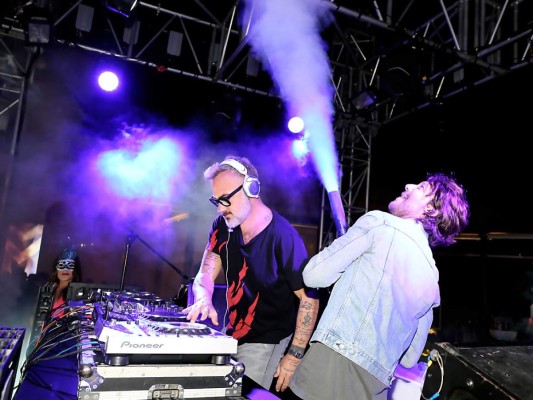 Gianluca Vacchi y Nicola Zucchi en el escenario de la Celebrity Party