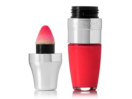 Bohemian Raspberry. El brillo de Lancôme combina aceites livianos y pigmentos ricos para lograr un acabado perfecto, es un rosa vibrante dulcemente perfumado que se intensifica cuanto más agitas la botella para una cobertura personalizable y edificable.