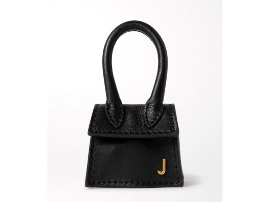 El bolso 'Le Chiquito' de Simon Porte Jacquemus no podía ser más pequeño, este micro estilo demuestra que tu bolso no tiene que ser grande para hacer una declaración . Está hecho de cuero negro con textura y mínimamente detallado con una sola 'J' dorada
