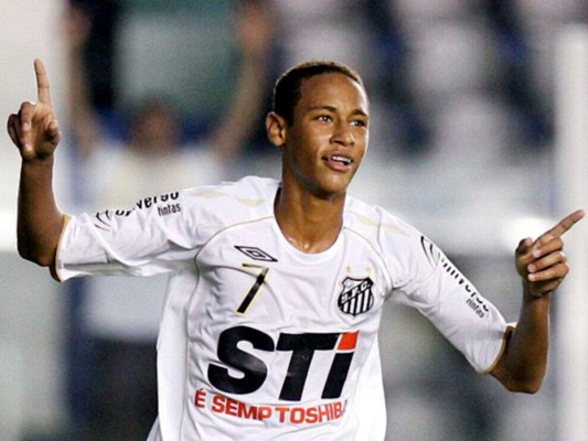Su comienzo<br/>Como todo niño brasileño su pasión por el fútbol fue más allá de lo sentimental, por lo que se enroló en varios clubes de la ciudad de Santos donde fue fichado por la academia de juveniles del club Santos. A la edad de 14 años viajó a España con el fin de fichar por el Real Madrid, pasando las pruebas para su posible traslado, pero el Santos pagó 1 millón de reales para mantenerlo en el club. Fue promovido al primer equipo debutando profesionalmente el 7 de marzo de 2009. Tras sus grandes actuaciones fué comparado con jugadores de la talla de Pelé y Robinho. y debutó a los 18 años con la Selección Brasileña en un juego amistoso contra la selección Estadounidense un 10 de agosto de 2010.