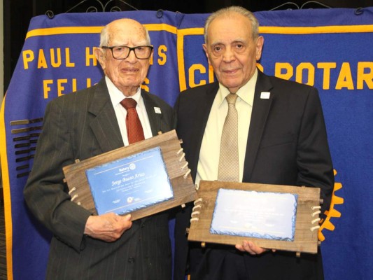 Jorge Bueso y Napoleón Larach reciben galardón