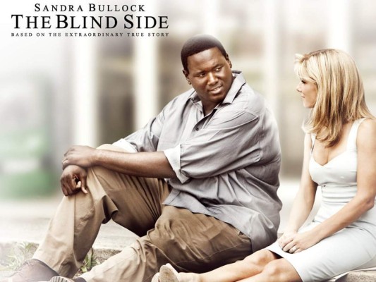 2. The Blind Side: inspirada en una historia real, narra como Big Mike, un adolescente negro, procedente de una familia desestructurada a quien le va muy mal en los estudios, acaba en una escuela cristiana. Leigh Anne, la madre de dos niños que también estudian allí le ofrece su casa para que pase una noche y el 'flechazo' es tal que su esposo y ella deciden adoptarlo y abrirle un mundo de nuevas oportunidades.<br/>