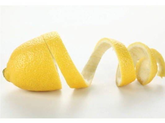 Cascaras de limón. Coloca aceite oliva y aceite de ricino en una recipiente. En la mezcla echa las cáscaras de limón y déjalas reposar unos días. Aplica el líquido en tus pestañas con un algodón o un cotonete. Con esto lograrás que se fortalezcan y crezcan más robustas.