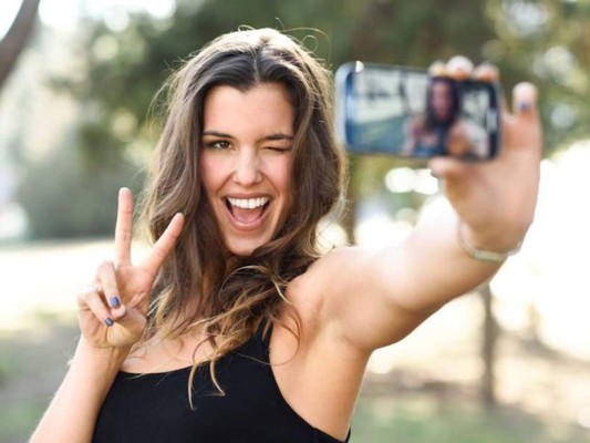 Cuantas veces no te has preguntado, ¿qué perfectas salen las celebridades en sus fotos?, y quisieras lucir como ellas a la hora de tomarte una fotografía. Aquí te dejaremos algunos de los mejores secretos que usan las famosas para tomarse selfies perfectas, con estos trucos no vas a tener que volver a eliminar una foto.