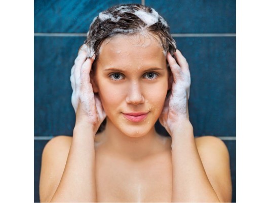 8. Masajear el cuero cabelludo. La melena sana normalmente comienza con un cuero cabelludo sano. Piensa en tu cabello como una raíz que crece fuera de la tierra; si el suelo no es saludable, la raíz no crece adecuadamente. Trata de masajear el cuero cabelludo mientras estás en la ducha para estimular el flujo sanguíneo y el crecimiento del cabello.
