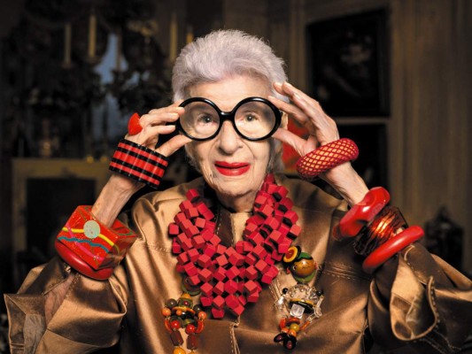 A LOS 50, 60 y70. La madurez de estos años no es sinónimo de aburrimiento ni excesiva sobriedad. Sino observa a la excéntrica Iris Apfel, que con más de 90 años, sigue inspirando a creativos del mundo de la moda.
