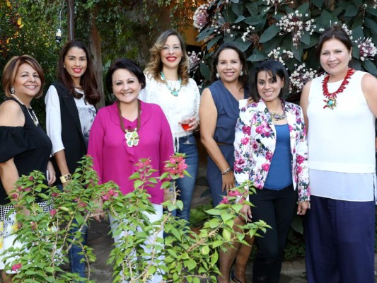 Maribel Flores, Fabiola Arrivillaga, Celina Betancourt, Carolina González, Patty Pizarro, Ruth Avila y Analia Napky