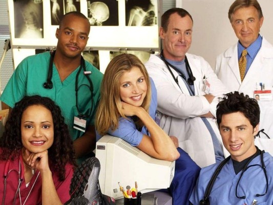 Scrubs<br/>Cambiando un poco el formato, traemos esta divertida serie ambientada en el Hospital Sagrado Corazón. Todo comienza con la llegada de los internos, JD, Chris Turk, y Elliot Reid que se unen al equipo del hospital protagonizando locas situaciones cargadas de mucho humor.<br/>