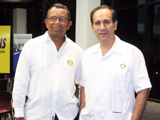 Jorge Bueso y Napoleón Larach reciben galardón