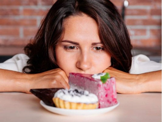 Ten cuidado con lo que tienes en la cocina: Procura no dejar a la vista ningún alimento que pueda hacerte caer en tentación.